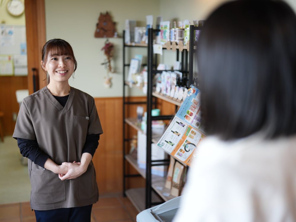 診療所で飼い主と話す獣医師
