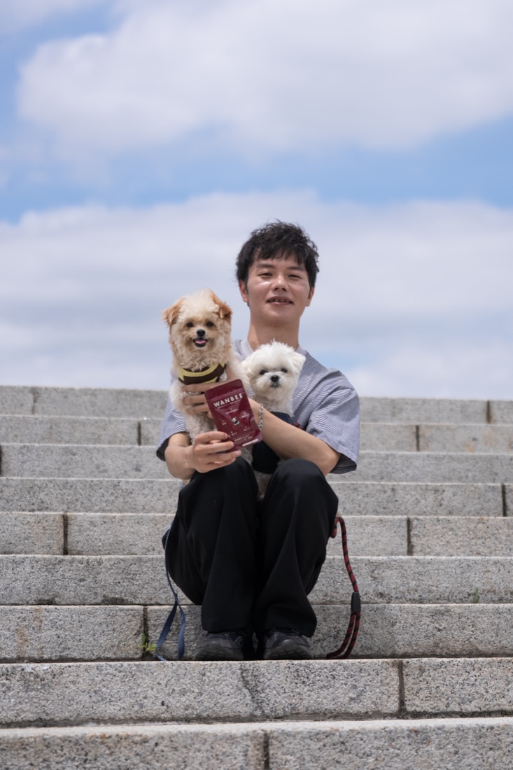 愛犬と笑顔の飼い主